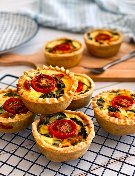 Quiche Presentation, Quiche Plating, Quiche Aesthetic, Quiche Photography, Quiche Tomato, Mozzarella Quiche, Caprese Quiche, Quiche Mini, Tomato Basil And Mozzarella