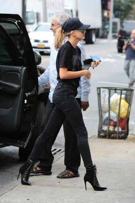 Snapback Outfit, Hailey Baldwin Street Style, Baseball Cap Outfit, Hailey Baldwin Style, Cap Outfit, Woman In Black, Pastel Outfit, Mode Casual, Looks Street Style