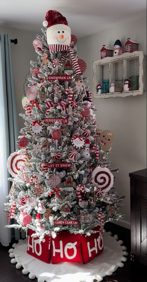 Christmas Tree Themes Santa Claus, House Decor Christmas Ideas, Christmas Tree Themes Snowman, Candy Cain Christmas Tree Ideas, Snow Man Themed Christmas Tree, Snowy Xmas Tree Ideas, Frosty The Snow Man Christmas Tree, Peppermint And Gingerbread Tree, Snowmen Christmas Trees