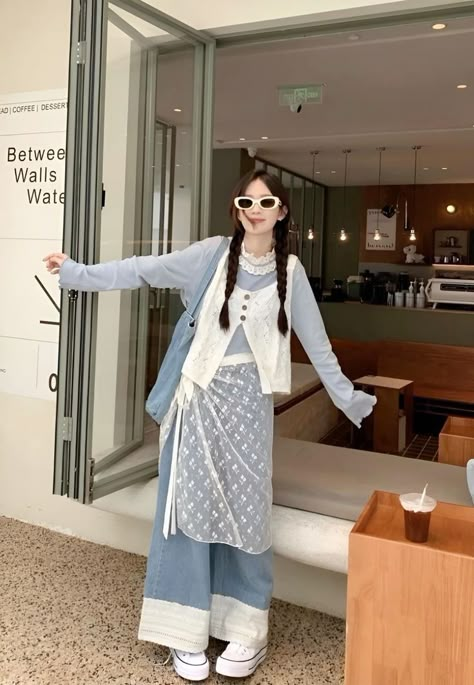 Korean Fashion Layering, Dress Over Jeans, Outfit Modest, Chinese Fashion Street, Korean Outfit Street Styles, Fashion Top Outfits, Everyday Fashion Outfits, Layering Outfits, 가을 패션