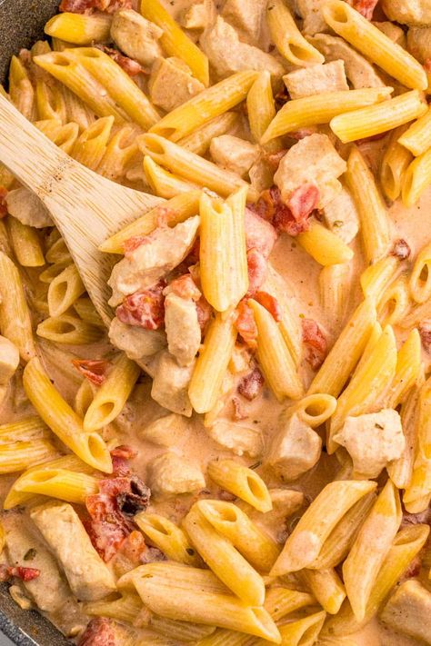 Treat yourself to a Cheesecake Factory-style creamy chipotle chicken pasta. Creamy Chipotle Chicken, Spicy Chipotle Chicken, Chipotle Chicken Pasta, Chipotle Pasta, Chicken Fajita Pasta, Cream Sauce Pasta, Honey Glazed Chicken, Frozen Pasta, Potato Pasta