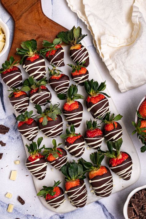 Wedding Strawberries, Red Desserts, Chocolate Covered Fruit, Valentines Day Chocolates, Event Menu, Adventure Seeker, Strawberry Dip, Chocolate Strawberry, Garden Recipes