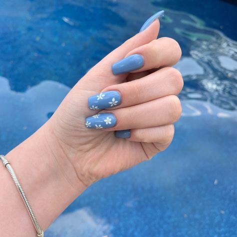 Blue Almond Nails With Flowers, Blue Nail Flower Designs, Light Blue Nails With Flower Design, Blue Nails Daisy, Daisy Nails Blue, Light Blue Flower Nails, Blue Nail Designs Almond, White Nails With Blue Flowers, Blue Nails With White Flowers