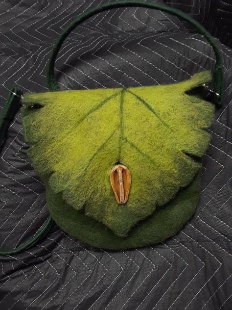 Wet Felted Purse, Tovad Ull, Felt Fashion, Felt Tote, Felted Handbags, Needle Felting Diy, Wool Felt Projects, Wet Felting Projects, Wool Bags