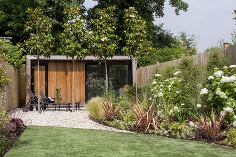 Just over six metres in width, but 38 metres long, this garden demanded a clever design to make every bit of it inviting Designer Garden, Narrow Garden, Garden Modern, Back Garden Design, London Garden, Modern Garden Design, Outdoor Gardens Design, Garden Tours, Flowers Wallpaper