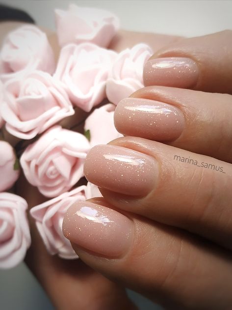 Bride Natural Nails, Nails With Subtle Glitter, Shimmer Beige Nails, Glitter Shellac Nails Short, Classy Biab Nail Designs, Short Neutral Bridal Nails, Wedding Nails Shimmer, Shimmer Natural Nails, Sparkle Natural Nails