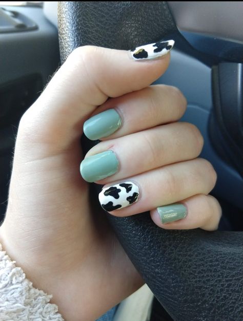 Cow Print Nail Art Tutorial, Cow Nails Short, Green Cow Print Nails, Cow Nail Ideas, Cowprint Nail Design, Farm Animal Nails, Cow Nail Art, Animals Nail Art, Country Nail Designs