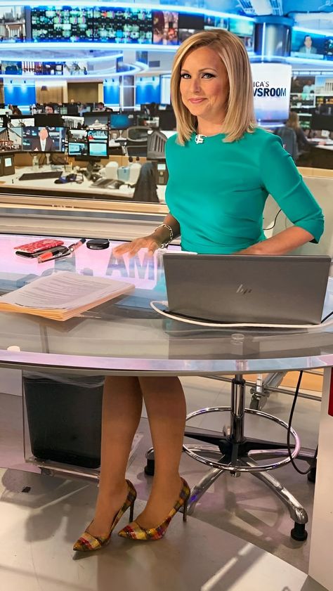 Dress And Stockings, Sandra Smith, Female News Anchors, Katie Couric, Top Celebrities, News Anchor, Famous Women, Blonde Beauty, Woman Crush