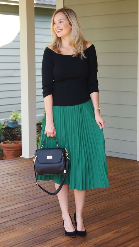 Pleated Skirt Outfit Classy, Pleated Skirt Street Style, Green Pleated Skirt Outfit, Wind Skirt, Green Pleated Skirt, Green Midi Skirt, Pleated Skirt Outfit, Every Day Fashion, Green Outfits