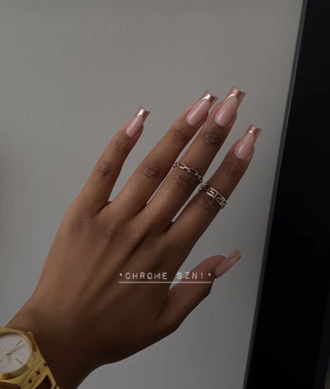 Vanilla Cream Nails, Gold Nails With Initial, Nails Inspiration Medium Length, Nails For Work Professional, Rose Gold French Tip, Simple Square Acrylic Nails, Work Nails Acrylic, Pretty Classy Nails, Minimalist Nails Square