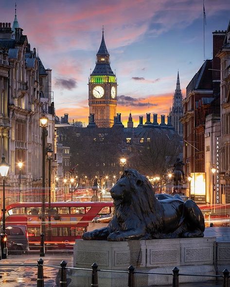 ✨Hi friends! How are you doing? Follow our account about life in Paris @pariscityworld ! New photos every day! 😉✨ 📷Fantastic shot by… Berlin Palace, Trafalgar Square London, London Aesthetic, Destinations Travel, City Of London, Trafalgar Square, London Town, Visit London, London Photos