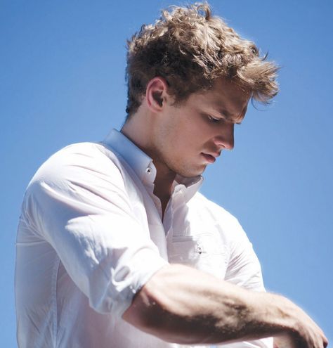 cute boy wearing white shirt with sleeves rolled up to the elbows Rolled Up Sleeves Men, Freddie Stroma, Man Magazine, Rolled Up Sleeves, Fallout New Vegas, Joe Keery, Charming Man, Male Magazine, British Actors