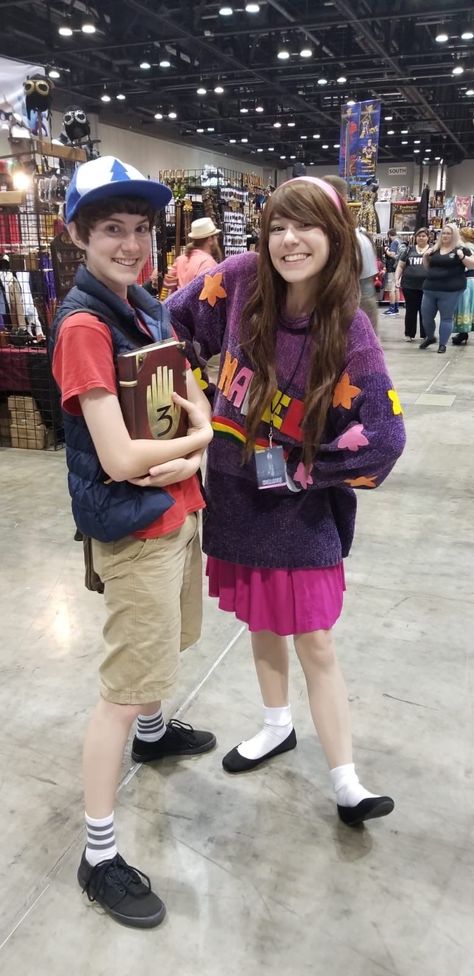 Dipper Gravity Falls Costume, Megacon Outfits, Mabel And Dipper Cosplay, Sibling Cosplay Ideas, Dipper And Mabel Cosplay, Mabel Gravity Falls Costume, Cosplay Best Friends, Duo Costumes Best Friends, Matching Cosplay Ideas