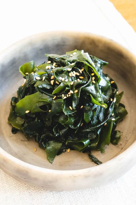 Namul Recipe, Seaweed Salad Recipe, Wakame Salad, Korean Side Dishes, Vegan Fish, Sea Vegetables, Korean Cooking, Delicious Donuts, Healthy Side Dishes