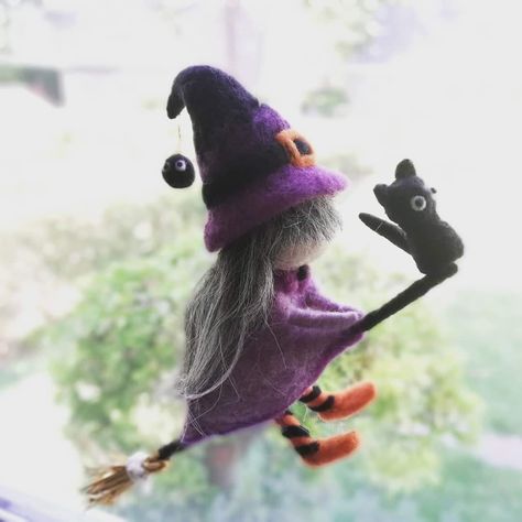 Needle Felted Witch, Halloween Felt Crafts, Felt Witch, Easy Felt Crafts, Felted Crafts, Needle Felted Ornaments, Pagan Crafts, Felt Pumpkins, Wool Felt Projects