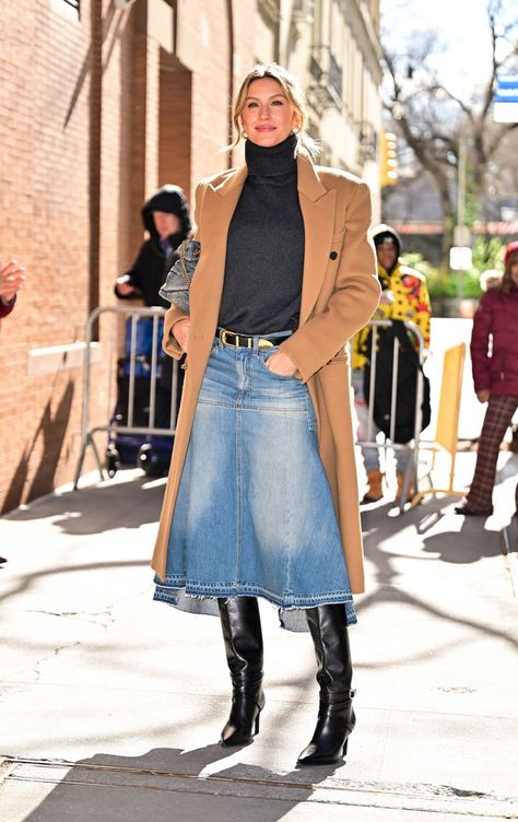 Fall Outfits 2025 Trends, Aline Denim Skirt Outfits, Fall Skirts 2024, Flared Denim Skirt Outfit, Denim Skirts Long, Styling A Denim Skirt, Denim Midi Skirt Outfit Fall, 2024 Street Fashion, How To Style Long Denim Skirt