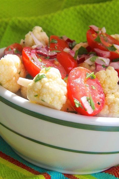 Crunchy Cauliflower and Tomato Salad | "This salad is very good. Something different to do with cauliflower." #saladrecipes #salads #saladideas Crunchy Cauliflower, Winter Salad Recipes, Fresh Tomato Recipes, Tomato Salad Recipes, Resep Salad, Crunchy Salad, Winter Salad, Dinner Salads, Tomato Salad