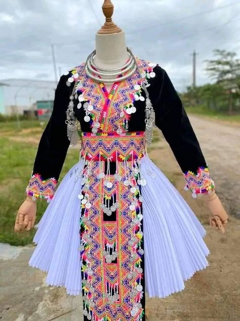 Hmong New Year Outfits, Hmong Clothes Traditional, Hmong New Year, Hmong Dress, Hmong Outfit, Hmong Wedding, Hmong Clothing, Hmong Culture, Thai Dresses