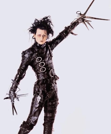 Edwards Scissorhands Costume, Edward Siccors Hands Costume, Edward Scissorhands Hands, Edward Scissorhands Halloween, Johnny Depp Edward Scissorhands, Best Costume Ideas, Edward Scissorhands Costume, Halloween Fantasia, Epic Halloween Costumes