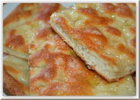 FOCACCIA [ DOLCE o SALATA] Ingredienti 4 PERSONE per l'impasto: 500 g di farina manitoba favola (Lo Conte) 1 bustina di lievito di birra secco (Mastro Fornaio) 2 cucchiaini di zucchero 1/2 bicchiere circa di acqua tiepida 1/2 bicchiere di latte sale olio per la copertura dolce: 100 g di zucchero 1/2 bicchiere d'acqua 3 cucchiai di olio extravergine Focaccia Dolce, Italian Biscuits, Focaccia Pizza, Brunch Eggs, Salty Cake, Best Italian Recipes, Savory Tart, Italy Food, Yeast Bread