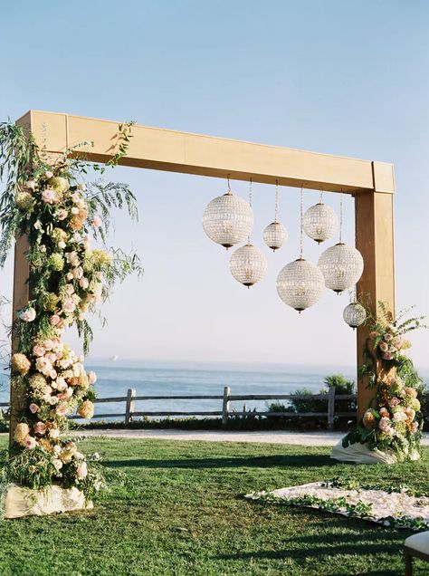 Simple Wedding Arch, Wedding Alters, Wedding Hall Decorations, Wedding Theme Inspiration, Malibu Wedding, Wedding Arch Flowers, Wedding Altars, Arch Flowers, Wedding Entrance