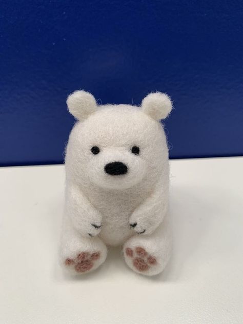 Precious Needle Felted Bear Needle Felt Bear, Christmas Needle Felting, Felted Polar Bear, Needle Felting Ideas, Goldfish Watercolor, Kawaii Felt, Felted Bear, Felt Bear, Mobiles For Kids