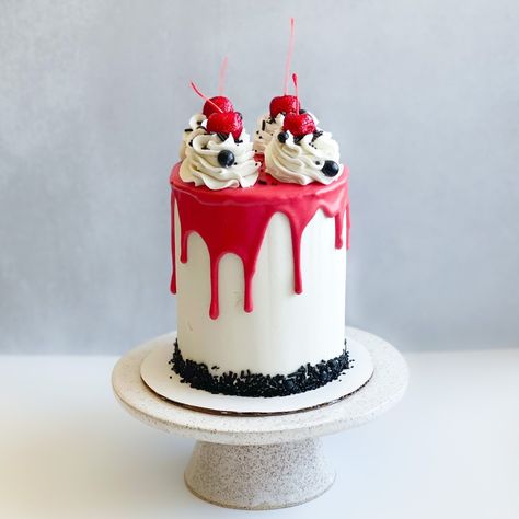 Brittany Wohlfeil on Instagram: “Red and black but make it a drip cake⠀⠀⠀⠀⠀⠀⠀⠀⠀ ⠀⠀⠀⠀⠀⠀⠀⠀⠀ #redandblack #dripcake #glittercherries #milwaukeecakes #waukeshacakes…” Red Drip Cake, Red Drip, Rock Star Party, Chocolate Sprinkles, Drip Cake, Star Party, Drip Cakes, Cake Chocolate, Rock Star