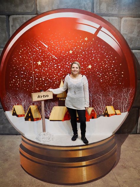 Photo Booth Design, Christmas Booth, Trick Art, Christmas Stage, Mall Decor, Photo Zone, Christmas Photo Booth, Christmas Themes Decorations, Diy Christmas Decorations Easy