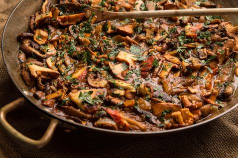 http://cooking.nytimes.com/recipes/1015198-fresh-and-wild-mushroom-stew?action=click Mushroom Ragout, Recipe Mushroom, City Kitchen, Vegetarian Mains, Mushroom Stew, Melissa Clark, Wild Mushroom, Fall Cooking, Truffle Oil