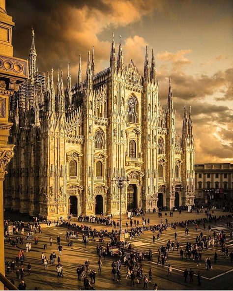 Il Duomo, Milan - Italy ✨ Picture by @_enk #pgdaily #pgstar American Radiator Building, Thorncrown Chapel, Hohenzollern Castle, Victorian Townhouse, Strasbourg France, Milan Italy, Amazing Architecture, Architecture Building, Cologne Cathedral