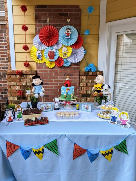 Snoopy Graduation Party, Snoopy Table Decorations, Snoopy Birthday Ideas, Snoopy Party Ideas, Snoopy Themed Baby Shower Ideas, Snoopy Party Decorations, Snoopy Themed Birthday Party, Snoopy Party Ideas Decoration, Snoopy Bday Party