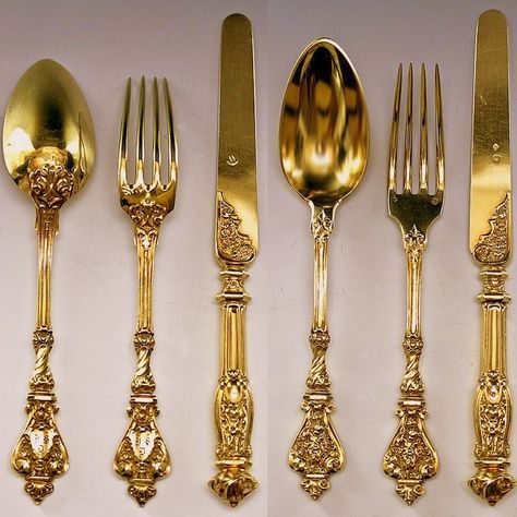 ornate gold tableware Elegant White And Gold Table Setting, Fancy Cutlery, Beautiful Cutlery, Golden Cutlery, Gold Tableware, Assiette Design, Beautiful Flatware, Luxury Cutlery, Gold Cutlery Set