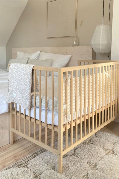 Kreativer Ikea-Hack! Ida_wohnlich hat aus einem Ikea Babybett ein praktisches Beistellbett gebaut. Ein cleveres DIY für einen gemütlichen Schlafplatz. Gulliver Ikea, Ikea Baby, Baby Zimmer, Ikea Hacks, Ikea Hack, Future Kids, Baby Room, Nursery, Couch