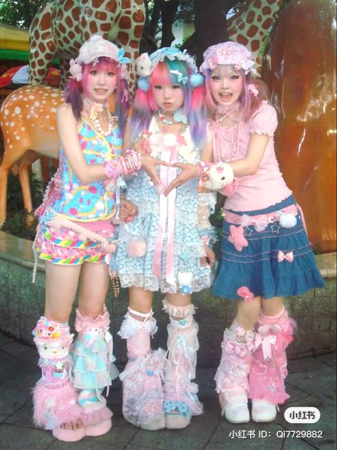 Harakuju Fashion Kawaii, Japanese Colorful Fashion, Decora Harajuku Fashion, Gyaru Costume, Decora Japanese Fashion, Kawaii Kei Fashion, Decora Outfit Ideas, Kei Fashion Types, Pastel Decora Fashion