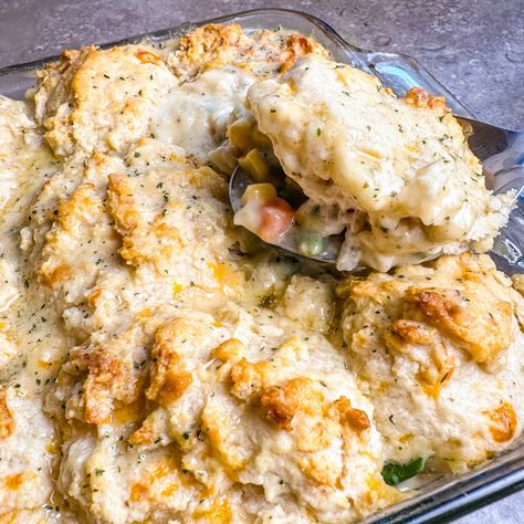 Red Lobster Biscuit Chicken Casserole - Tender chicken, creamy veggie filling, and iconic Cheddar Bay Biscuits create comfort food bliss. Chicken Pot Pie Red Lobster Biscuits, Chicken Casserole Recipes Healthy, Red Lobster Biscuits, Cheeseburger Pasta, Cheddar Bay Biscuits, Stuffing Casserole, Peanut Butter Pretzel, Homemade Hamburgers, Peanut Butter Honey