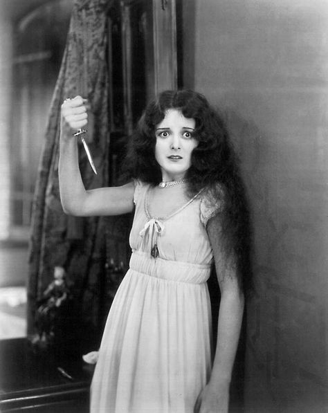 Noirchick In Old Hollywood on Twitter: "Mary Astor, shown here in "Don Juan" (1926) a silent film also with John Barrymore and a young Myrna Loy. https://t.co/jPgIWFfgmH" / Twitter 1920s Actresses, Mary Astor, Jeanette Macdonald, Ziegfeld Girls, Old Hollywood Movies, Silent Film Stars, Film Star, Old Hollywood Stars, Classic Actresses