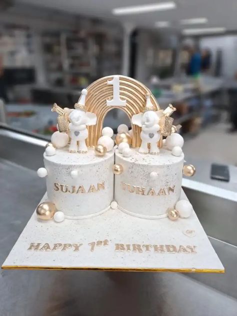 Double Cake Design, Twin 1st Birthday Cake, Twin Cakes, Birthday Cake Twin, Twins Birthday Decoration Ideas, Twins First Birthday Cake, Cakes For Twins, Twins Birthday Cake Ideas, Birthday Cake For Twins