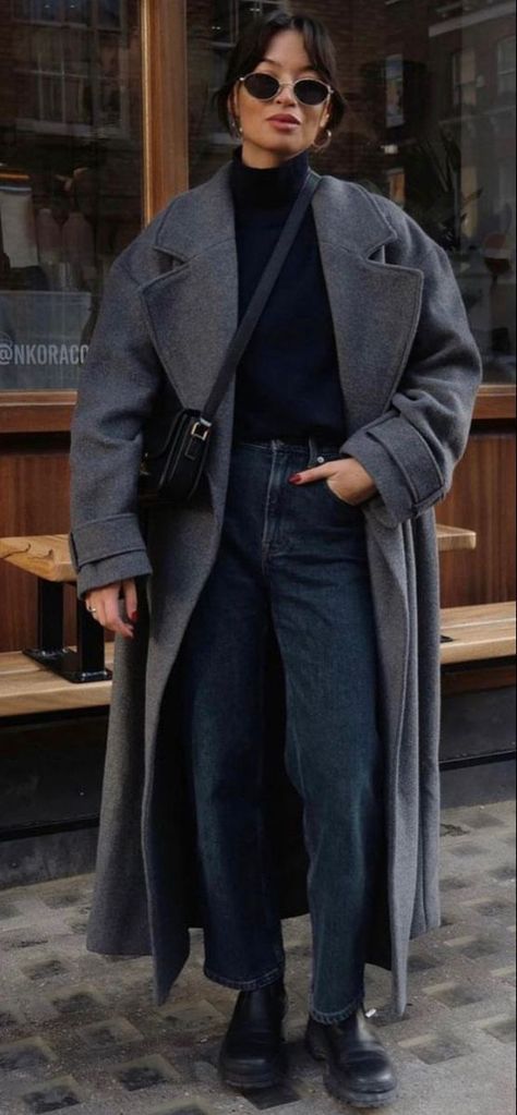 Autumn Office Outfits Women 2024, Dark Coat Outfit, Dark Winter Outfits Ideas, Dark Gray Coat Outfit, Street Style Winter 2023-2024, Dark Gray Outfit, Grey Coat Outfit, Wool Coat Outfit, Vinter Mode Outfits