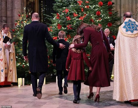 Queen Elizabeth 2, Princess Eugenie And Beatrice, Awesome Kate, Queen Images, Christmas Service, Royal Christmas, Wales Family, Princess Catherine, Catherine Elizabeth Middleton