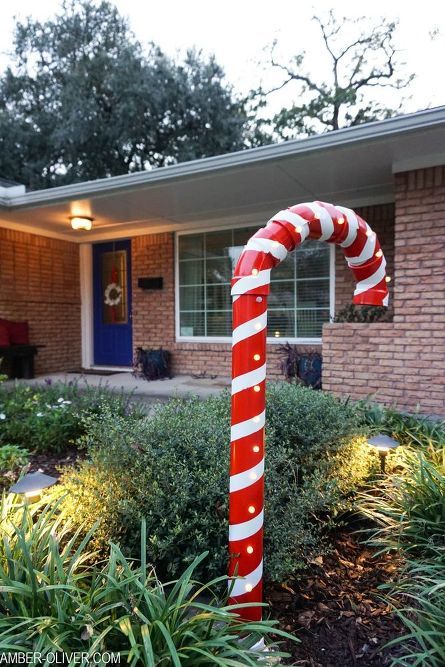 holiday yard decor from pvc pipe how to make a huge candy cane Pvc Candy Canes, Easy Outdoor Christmas Decorations, Holiday Yard Decor, Bricolage Halloween, Candy Cane Decorations, Diy Christmas Lights, Candy Land Christmas Decorations Diy, Candy Land Christmas Decorations Outdoor, Christmas Yard Decorations