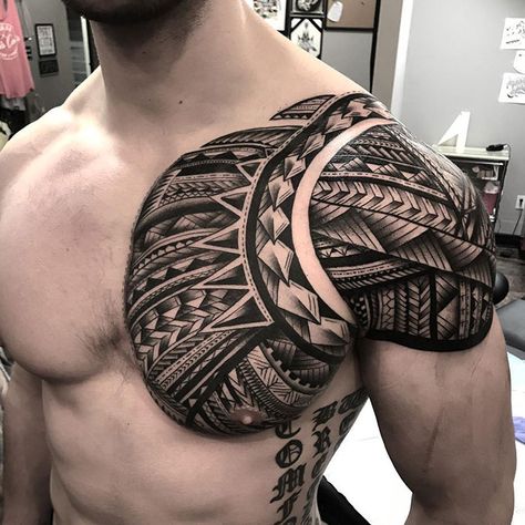 49 das mais incríveis ideias para tatuagem no peito Stammestattoo Designs, Shoulder Armor Tattoo, Tato Maori, Unique Tattoos For Men, Small Chest Tattoos, Armor Tattoo, Maori Tattoo Designs, Mens Shoulder Tattoo, Cool Chest Tattoos