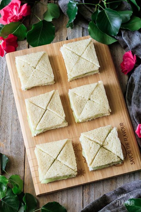 Easy Cucumber Sandwiches, Triangle Sandwiches, Tea Party Sandwiches, Tea Sandwiches Recipes, English Tea Party, Party Sandwiches, Mini Sandwiches, Finger Sandwiches, Tea Party Food