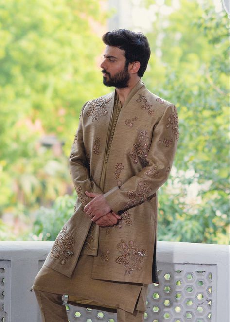 Fawad Khan Sherwani, Men Indo Western Outfits Wedding, Indo Western Outfits For Men, Shaadi Outfits, Best Wedding Suits For Men, Indo Western Dress For Men, Desi Clothing, Best Wedding Suits, Pakistani People