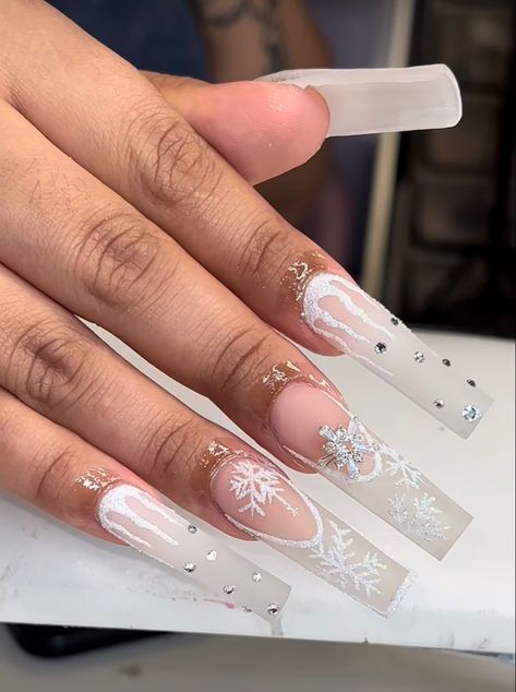 White New Years Nails, Christmas Birthday Nails, White Christmas Nails Acrylic, December Birthday Nails, Black And White Christmas Nails, January Nails Winter, Silver Christmas Nails, White Christmas Nail Designs, Navidad Nails