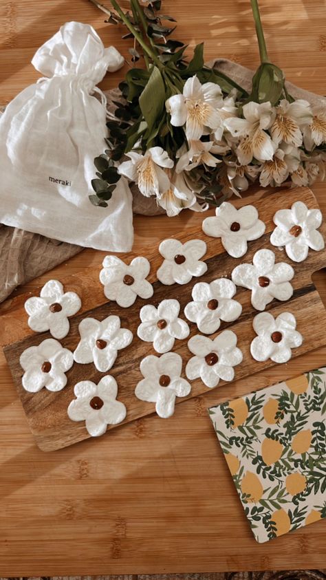 Travel | Boho | Fashion | DIY on Reels | Giulio Cercato · Start Over (feat. Nave) Marshmallow Flower Cupcakes, Flower Party Themes, Wildflower Birthday Party, Marshmallow Flowers, Edible Flowers Cake, Flower Desserts, Edible Flowers Recipes, Cute Bakery, Diy Edible