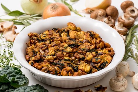 Brioche stuffing with wild mushrooms and caramelized onions Brioche Stuffing, Mushroom Stuffing, Salad Salmon, Keto Stuffing, Button Pictures, Cooking Onions, Sauteed Kale, Plant House, Thanksgiving Stuffing