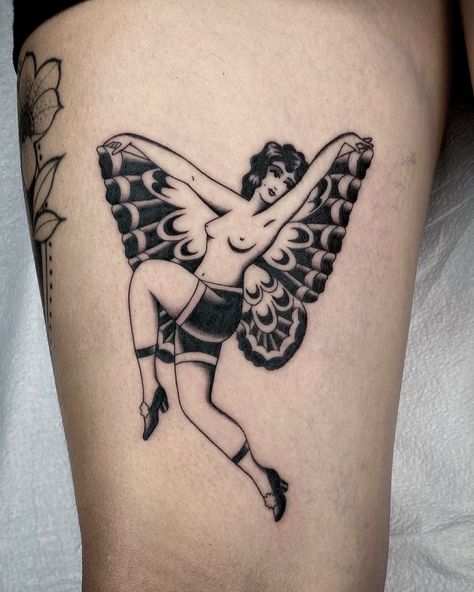 By @juddbowman at Tiger Club Tattoo in Honolulu Hawaii @tigerclub.tattoo Pinup Tattoo Black And White, Sultry Tattoo, Lady Body Tattoo, Fineline Traditional Tattoo, Belly Dancer Tattoo, 1960s Tattoos, Fire Tattoos For Women, Cabaret Tattoo, Pin Up Tattoos Traditional