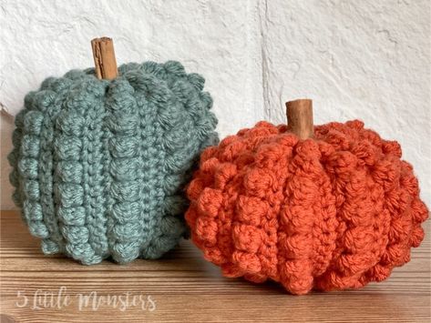 Free pattern for crocheted bobble stitch pumpkins. Alternating rows of single crochet and bobble stitch create this fun, textured pumpkin. Crocheted Pumpkins, Crochet Fall Decor, Thanksgiving Crochet, Holiday Crochet Patterns, Crochet Flower Squares, Bobble Stitch Crochet, Fall Crochet Patterns, Halloween Crochet Patterns, Crochet Fall