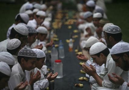 Prayer Photography, Salat Prayer, Muslim Religion, Ramadan Wishes, Islamic Calendar, Pillars Of Islam, Messages For Friends, Wishes For Friends, Tainan