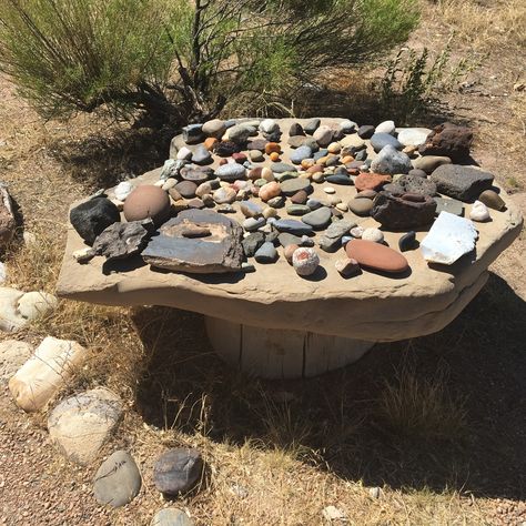 Display of rocks at Georgia O’Keeffe house and studio Outdoor Rock Display, Outdoor Rock Display Ideas Diy, Rock Building, Desert Yard, Rock Collection Display, Rock Display, Crystals Display, Rock Garden Ideas, Rock Bed